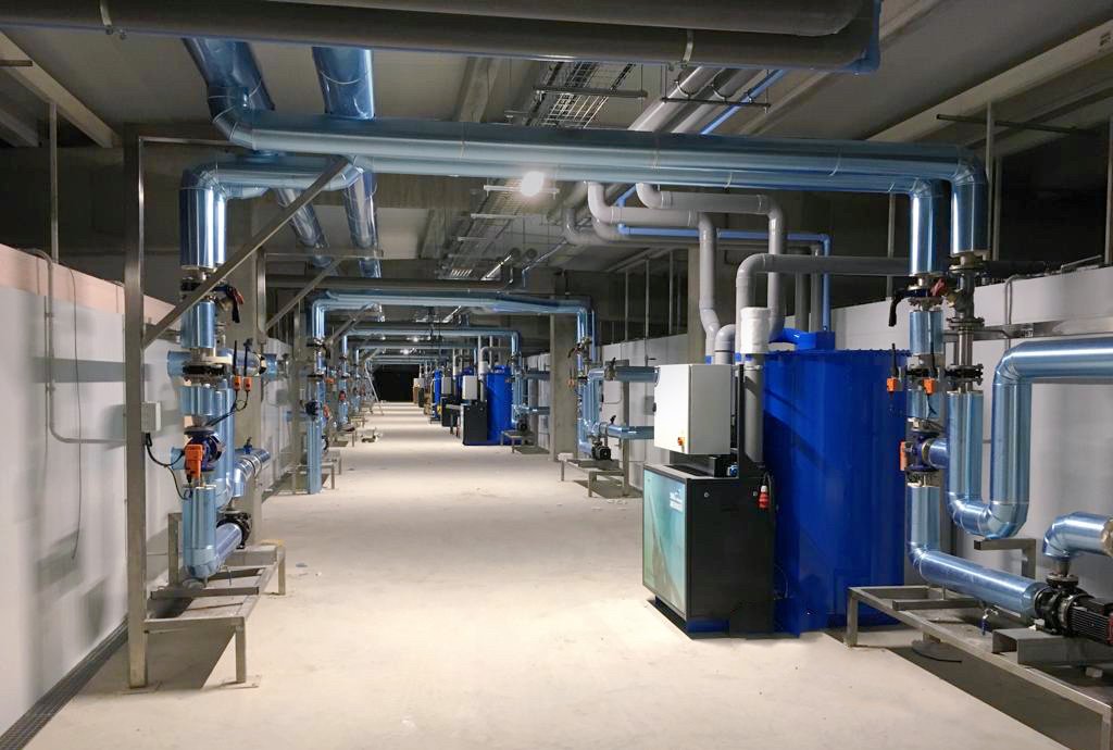 Van Amerongen CA (Controlled Atmosphere) machine corridor. VPSA N2 generator, CO2 Adsorber, MyFruit control cabinet.